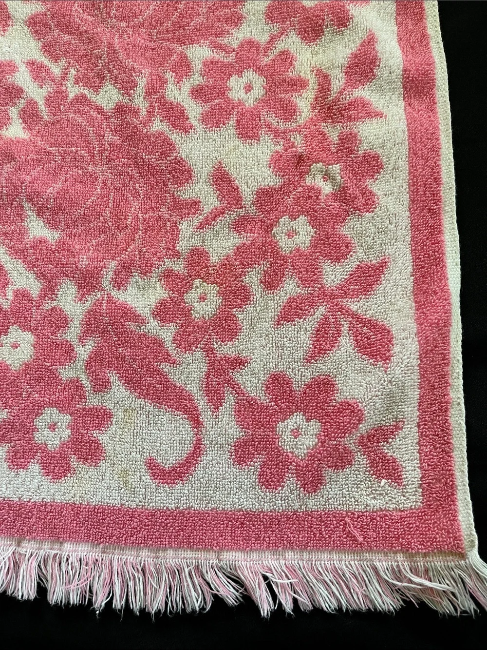 Vtg Fieldcrest Floral Sculpted Hand Towel Pink & White Flower Power MCM *READ*